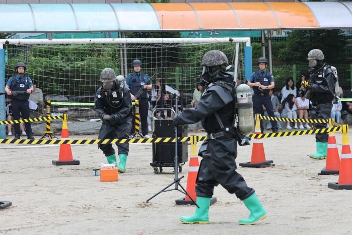 지난 21일 경기 광주시 쌍령초등학교에서 진행된 군·경·소방 합동 학교 테러 대피훈련에서 육군55보병사단 화생방신속대응팀(CRRT)이 테러 의심 물질을 확인하기 위해 투입되고 있다. 조종원 기자