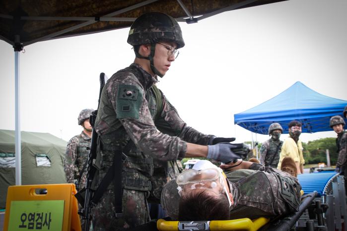 육군35보병사단 충무여단 장병들이 대량사상자 관리 훈련을 하고 있다 . 부대 제공