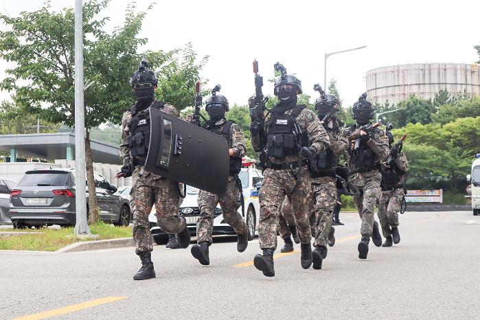 육군51보병사단 장병들이 한국서부발전 평택발전본부에서 테러 대응 훈련을 하고 있다. 부대 제공
