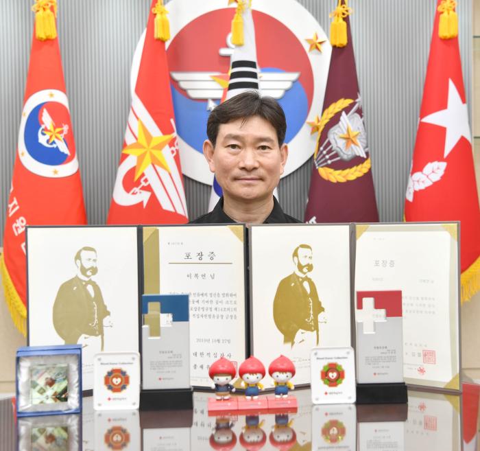 212회의 헌혈로 생명을 살리는 나눔을 실천해 온 국방부근무지원단 정비수송대대 소속 이복연 주무관. 국방부근무지원단 제공