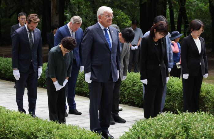 얀 판자넌 헤이그시장과 강윤진 국가보훈부 차관을 비롯한 관계자들이 23일 서울 강북구 수유 국가관리묘역 내 이준 열사 묘역을 찾아 참배하고 있다. 연합뉴스