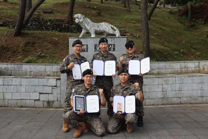 한국백혈병어린이재단에 헌혈증을 전달한 티그바 동아리원들이 기부증서를 들고 기념촬영을 하고 있다. 부대 제공