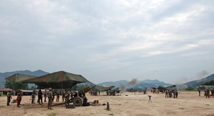 육군73보병사단이 실시한 포병대 동원훈련에서 동원예비군과 현역 장병들이 드론이 제공한 정보에 맞춰 105㎜ 견인포 사격을 하고 있다. 부대 제공