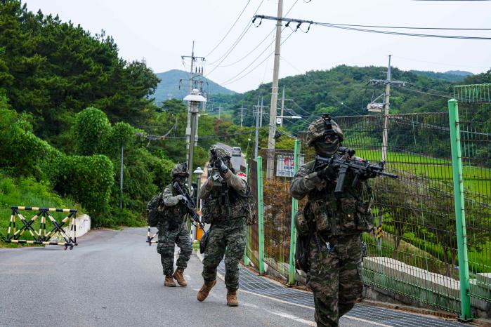 해병대6여단 장병들이 백령도 일대에서 열린 도서방어종합훈련 중 기동하고 있다. 부대 제공