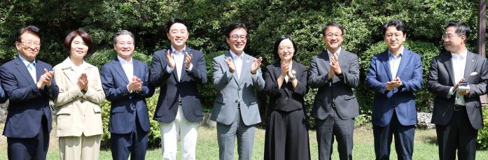 한성숙(오른쪽 네 번째) 국무총리, 더불어민주당 김민석 당 대표, 한병도 원내대표, 강훈식 대통령 비서실장, 김용범 청와대 정책실장 등이 23일 서울 종로구 삼청동 총리공관에서 열린 고위당정협의회에 참석해 기념촬영을 하고 있다. 연합뉴스