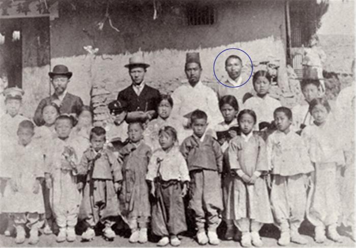 1906년 황해도 장련 광진학교 교사 시절 김구(원 안) 모습. 출처=백범김구선생기념사업협회