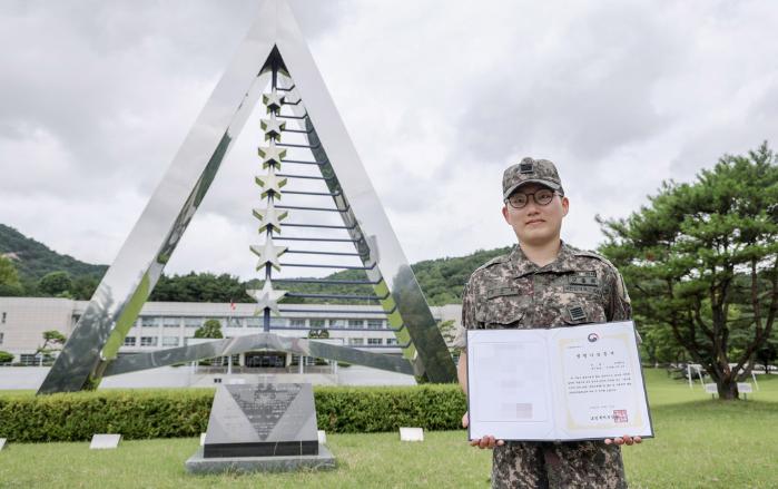 육군군수사령부 본부근무대대 조두희 병장이 조혈모세포를 기증증서를 들어 보이고 있다. 부대 제공