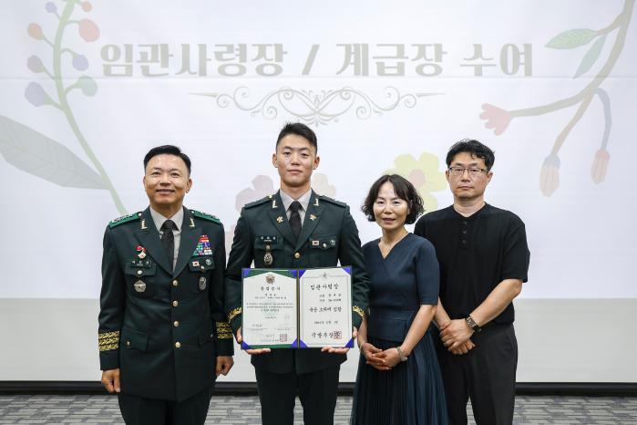 프랑스 생시르 사관학교 위탁교육을 마치고 귀국한 정재윤(왼쪽 둘째) 소위가 박후성(맨 왼쪽) 육군사관학교장, 가족과 기념촬영을 하고 있다.