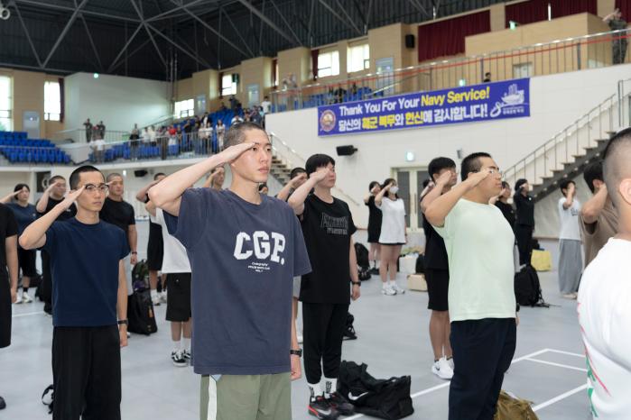 24일 거행된 293기 해군부사관후보생 입영식에서 후보생들이 국기에 대한 경례를 하고 있다. 부대 제공