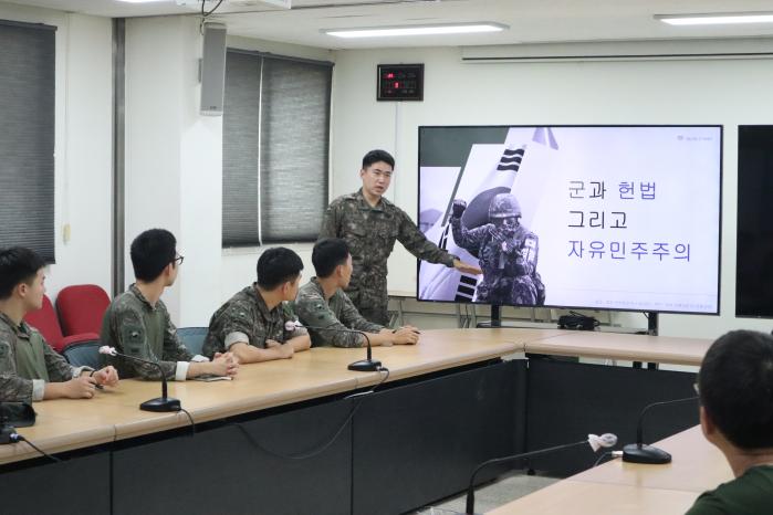 육군수도방위사령부 장병들이 ‘민주주의와 헌법수호 정신전력 경연대회’ 우수작을 활용해 토의하고 있다.