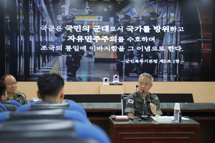어창준(중장) 수도방위사령관이 지난달 신임장교 지휘방향 교육에서 민주주의 수호의 중요성을 역설하고 있다.