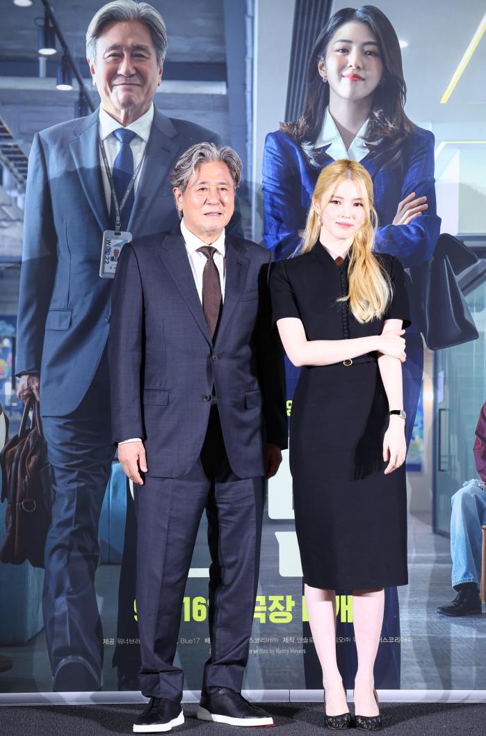 배우 최민식(왼쪽)과 한소희가 24일 CGV 용산아이파크몰에서 열린 영화 ‘인턴’ 제작보고회에서 포즈를 취하고 있다. 연합뉴스