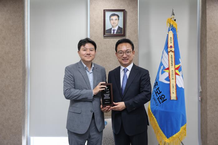 국방홍보원 ‘위문열차 지원’ KT&G에 감사패 배종호(오른쪽) 국방홍보원장이 24일 서울 용산구 국방홍보원에서 백승규 KT&G 홍보실장에게 감사패를 전달한 뒤 함께 기념사진을 찍고 있다. KT&G는 이날 KFN TV ‘위문열차’의 해병대 연평부대 특별공연을 위한 협찬에 나서기로 했다. KT&G는 2001년부터 국방홍보원과 ‘위문열차’ 공연을 지원하고 있다. 이윤청 기자