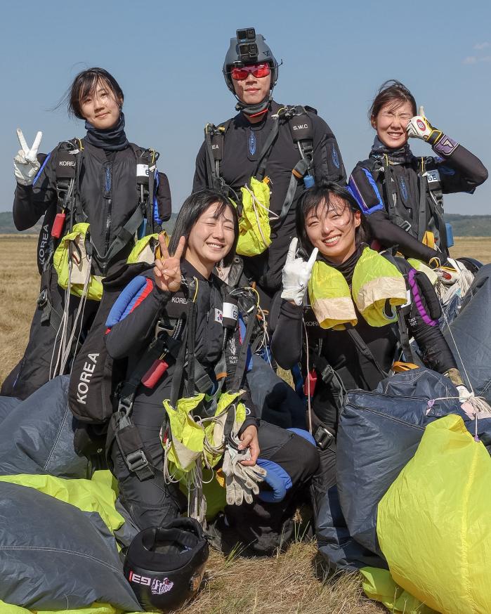 육군특수전사령부 여군 고공강하팀이 지난 19일(현지시간) 슬로바키아 루체네츠에서 열린 ‘제48회 국제군인체육연맹 세계 군인 고공강하대회’에서 1위를 확정지은 뒤 환하게 웃고 있다. 육군 제공
