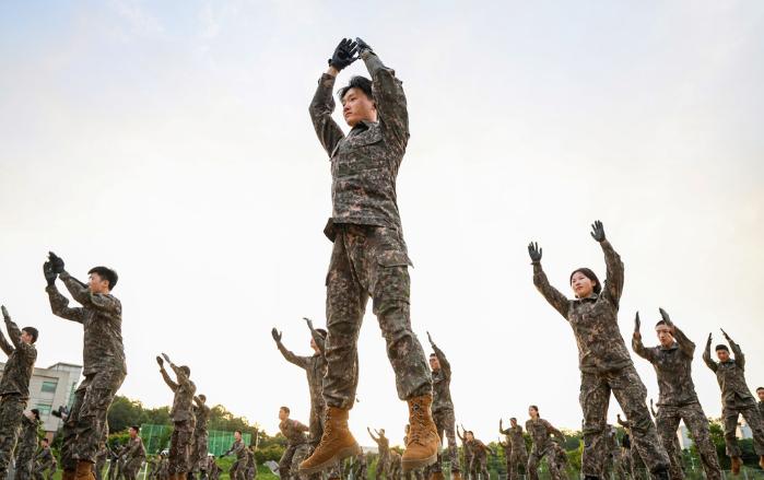 유격훈련 하는 ROTC 후보생들.