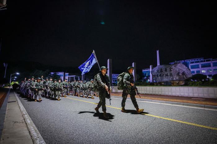 ROTC 후보생들이 하계입영훈련의 하나로 새벽 시간을 활용해 행군하고 있다.