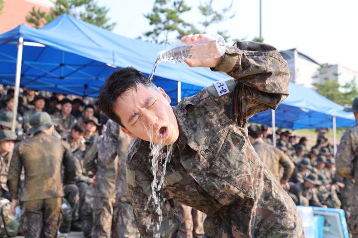얼음물로 더위를 식히고 있는 후보생.