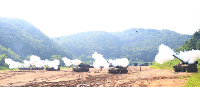 육군17보병사단 천둥여단 태풍대대 K55A1 자주포가 24일 경기 파주시 무건리훈련장에서 포탄사격을 하고 있다. 부대 제공