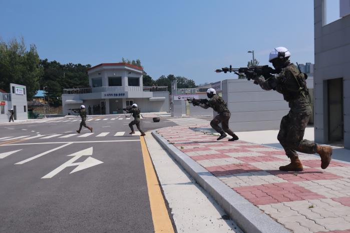 육군53보병사단 강근호대대 장병들이 25일 부산예비군훈련대 시가지교장에서 마일즈 훈련 시범식 교육을 진행하고 있다. 부대 제공