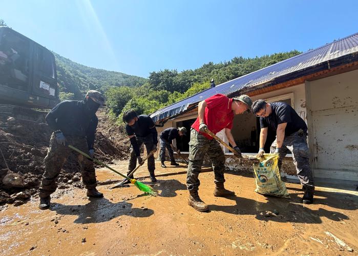 우리 군은 25일에도 수마(水魔)에 큰 상처를 입은 국민의 마음을 치유하고 빠른 일상 회복을 돕기 위해 굵은 땀방울을 흘렸다. 해군사관학교 장병들이 경남 통영시 한산도에서 수해복구 대민지원을 하는 모습. 부대 제공