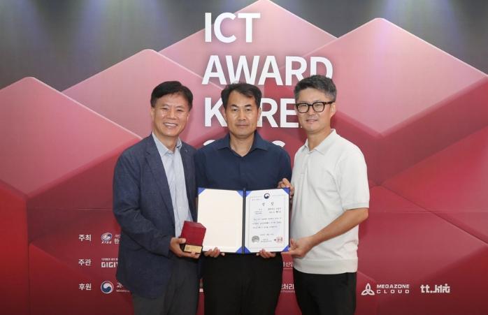  26일 과학기술컨벤션에서 개최된 ‘ICT Award Korea 2026’에서 앱·웹사이트 분과 최고상 그랑프리(Grand Prix)？를 수상한 국방부 관계자들이 기념촬영을 하고 있다. 국방부 제공