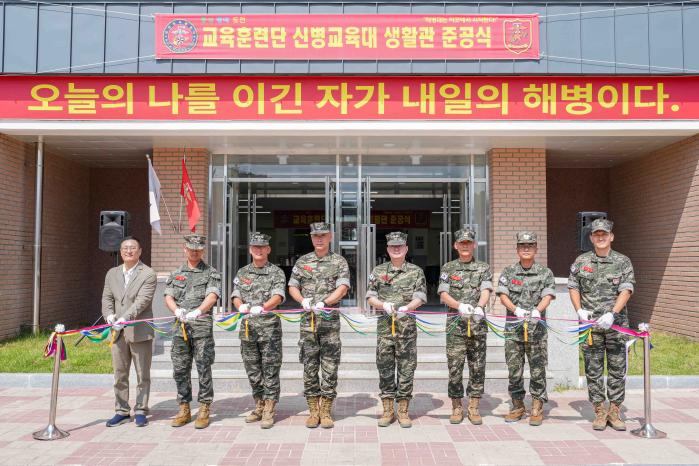 26일 열린 해병대교육훈련단 신병교육대 생활관 준공식에서 주요 참석자들이 테이프를 자르고 있다. 사진 제공=이민주 중사(진)