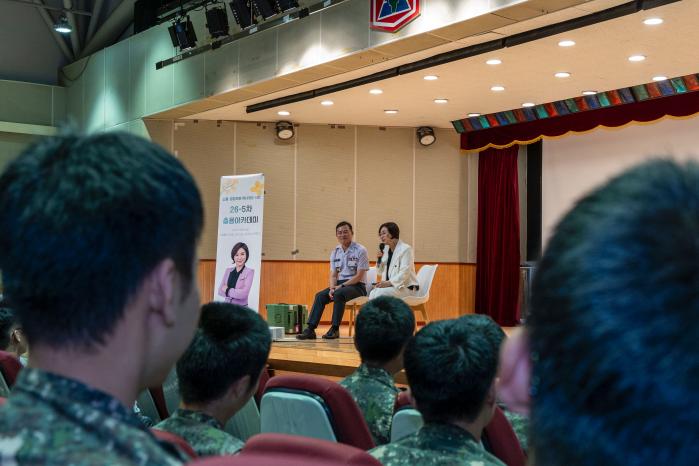 오수향 SHO 대화심리연구소장이 육군부사관학교 장병들을 대상으로 ‘리더의 소통 비법’에 대해 강연하고 있다.부대 제공