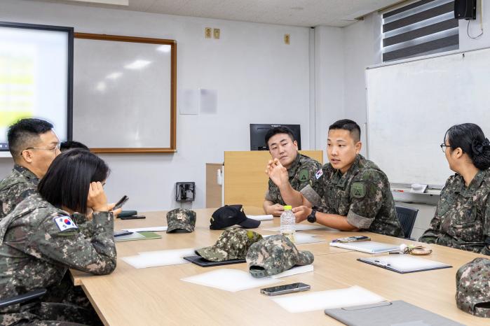 육군부사관학교 교관들이 학교 종합발전계획 4.0 토의의 하나로 교육과정 개선방안을 논의하고 있다.부대 제공