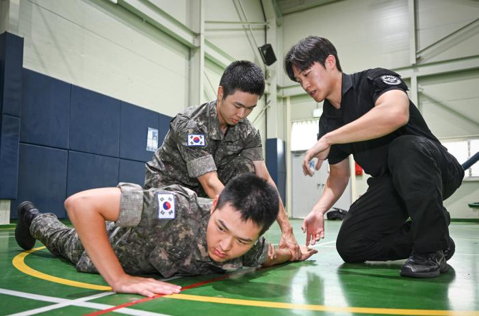 해군인천해역방어사령부 군사경찰대 장병들이 26일 부대 실내체육관에서 서울경찰청 소속 교관과 민간 무도 전문교관의 지도 아래 실전제압술을 숙달하고 있다. 사진 제공=송은진 하사