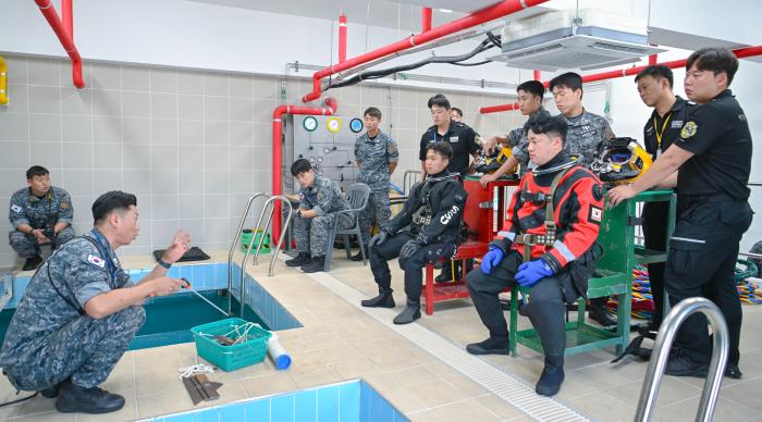 25일 진행된 ‘해군·해경 합동 구조잠수훈련’에서 해군3함대 심해잠수사 교관이 해양특수구조대원들에게 안전 유의사항을 설명하고 있다. 사진 제공=장효실 상사