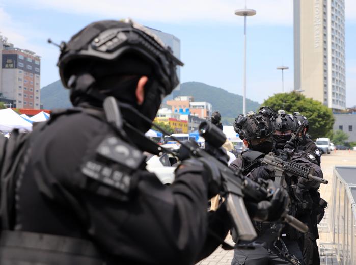 육군31보병사단 군사경찰특임대 장병들이 여수세계섬박람회 대비 합동 대테러훈련에서 테러범을 제압하기 위해 기동하고 있다. 사진 제공=김국전 군무주무관