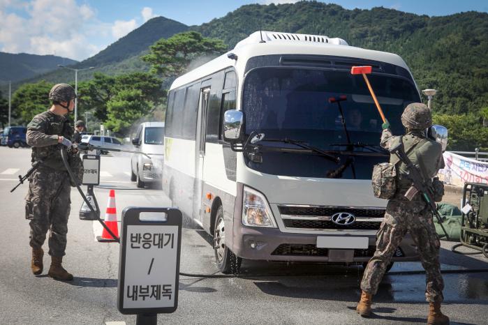 육군35보병사단 이순신여단 장병들이 대량사상자 관리 훈련의 하나로 장비를 제독하고 있다.