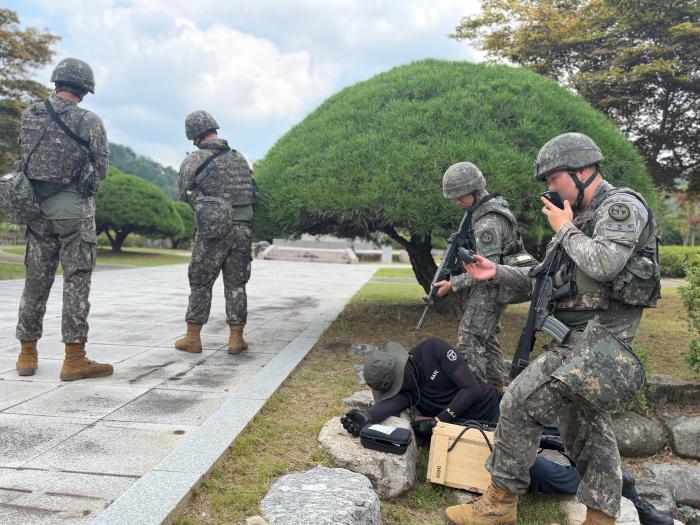 육군39보병사단 함양산청거창대대 장병들이 국가중요시설에 침투한 거동수상자를 제압하고 있다.