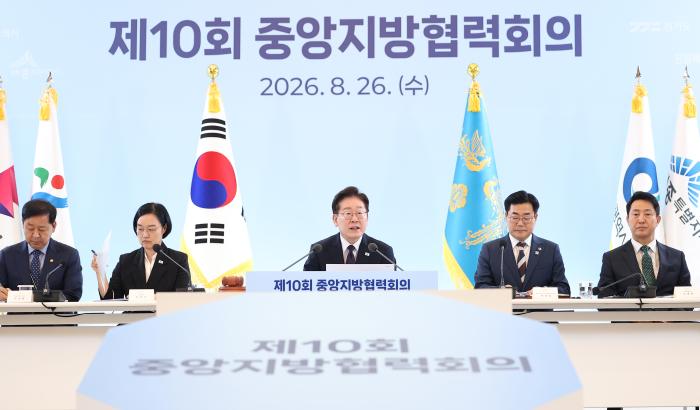 이재명 대통령이 26일 청와대에서 열린 제10회 중앙지방협력회의에서 발언하고 있다. 왼쪽부터 구윤철 부총리 겸 재정경제부 장관, 한성숙 국무총리, 이 대통령, 박찬대 시도지사협의회장(인천시장), 오세훈 서울시장. 연합뉴스