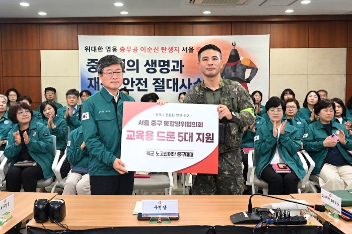 김성일(오른쪽) 중구대대장과 김길성 중구청장이 교육용 드론 전달식에서 기념촬영을 하고 있다. 부대 제공