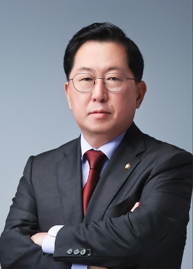 핵추진잠수함사업에 관한 특별법안을 대표 발의한 국회 국방위원회 소속 국민의힘 유용원 의원. 유용원 의원실 제공