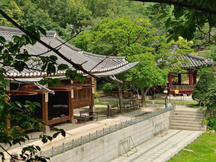 1898년 고종이 활 연습을 위해 세운 황학정.