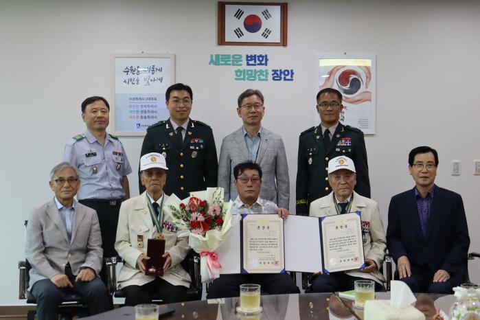 육군51보병사단 비봉여단 수원대대가 27일 연 고(故) 김구식 상병 화랑무공훈장 전수식에서 고인의 조카 김인철(앞줄 가운데) 씨와 송대영(뒷줄 왼쪽 둘째) 대대장 등 주요 참석자들이 기념사진을 찍고 있다. 부대 제공