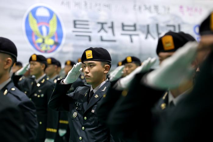 육군특수전학교가 27일 개최한 특전부사관 264기 임관식에서 신임 특전부사관들이 경례하고 있다.