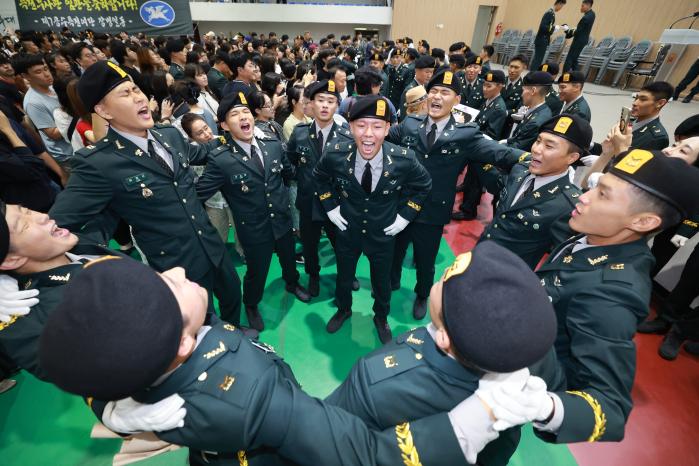 27일 육군특수전학교 백마대체육관에서 열린 특전부사관 264기 임관식에서 신임 특전부사관들이 군가를 부르고 있다. 조종원 기자