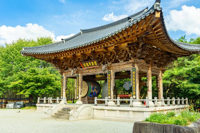 종남산 아래 세워진 천년고찰 송광사의 십자형 종루.
