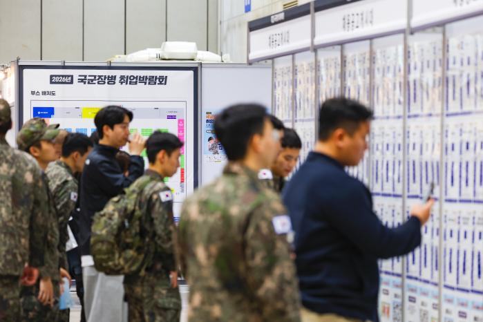 세대갈등은 가치관 차이뿐만 아니라 고용·주거·노후 여건 등 사회·경제적 요인이 복합적으로 작용해 나타난다. 지난 4월 28일 경기 고양시 킨텍스에서 열린 ‘2026년 국군장병 취업박람회’ 모습. 이경원 기자