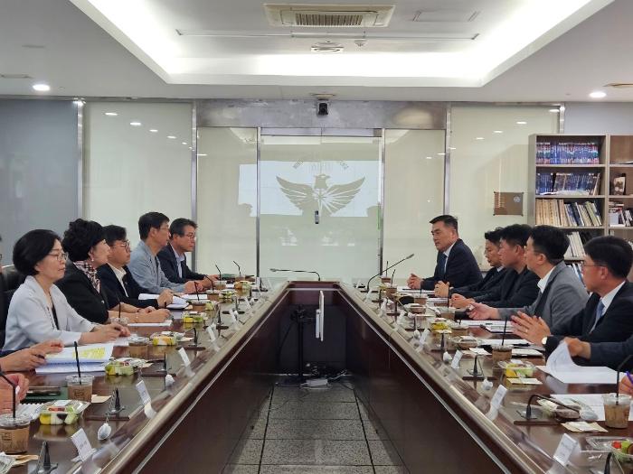 지난 28일 열린 국방부 조사본부 민·관·군 특별자문위원회에서 참석자들이 안보수사 기능 이관 이후 제도적 보안 방안을 논의하고 있다. 조사본부 제공