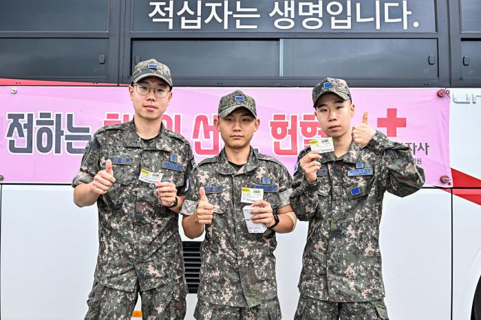 사랑의 헌혈운동에 동참한 공군8전투비행단 장병들이 헌혈증을 들어 보이고 있다. 부대 제공