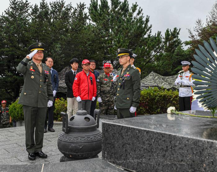 박성순 해병대1사단장이 지난 28일 한미 해병대 충혼탑에서 연합훈련 중 순직한 한미 해병대원을 기리며 경례하고 있다. 부대 제공