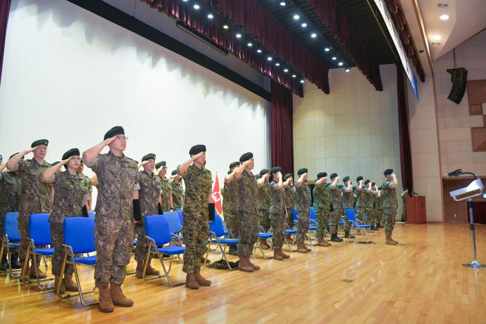 육군인사사령부가 지난 28일 계룡대 대강당에서 개최한 ‘26-2기 예비역의 현역 재임용 임관식’에서 재임관 장교·부사관들이 힘차게 경례하고 있다. 부대 제공