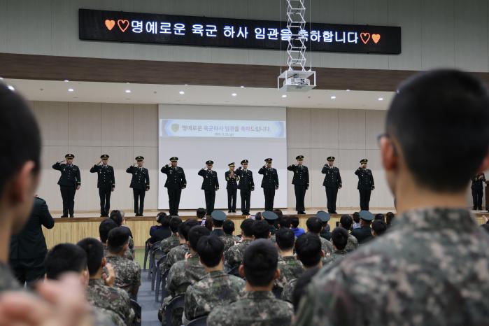 육군수도기계화보병사단이 지난 28일 연 임기제 부사관 통합 임관식에서 임관자들이 경례하고 있다. 부대 제공