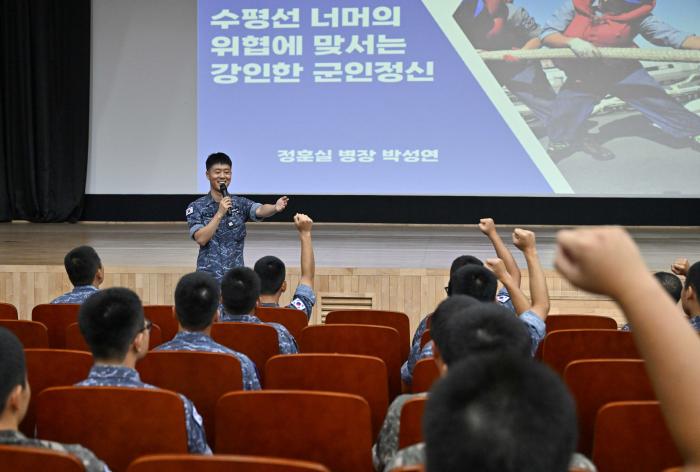 해군1함대가 마련한 ‘꼬리에 꼬리를 무는 군인정신 이야기’에서 박성연 병장이 신병들에게 군 생활에서 느낀 노하우를 발표하고 있다. 부대 제공