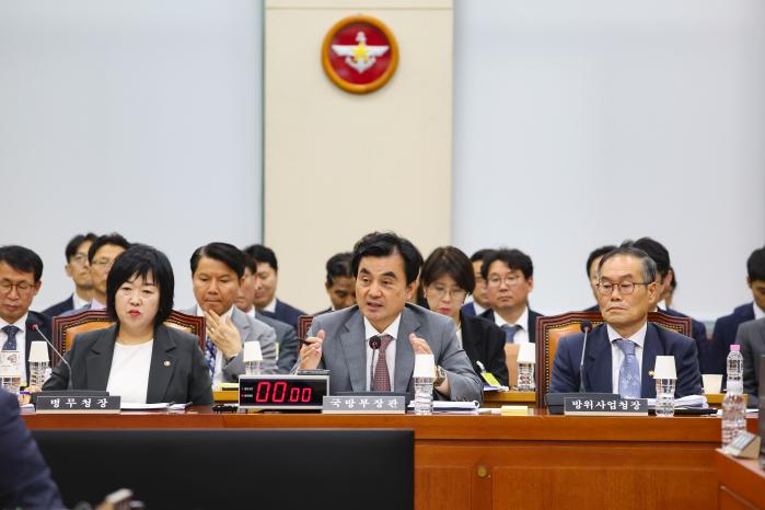 안규백(가운데) 국방부 장관이 31일 국회 국방위원회 전체회의에 출석해 의원 질문에 답변하고 있다. 이경원 기자