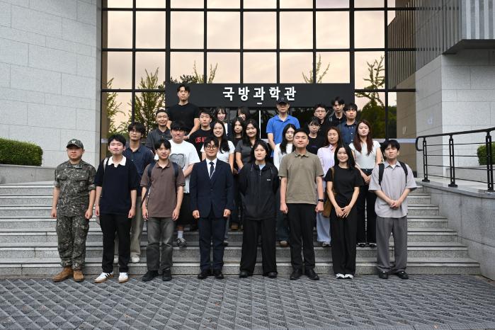 국방부 청년인턴과 2030청년자문단 등이 지난달 28일 국방과학연구소를 방문해 기념촬영하고 있다. 사진 제공=김수혁 국방부 청년보좌역